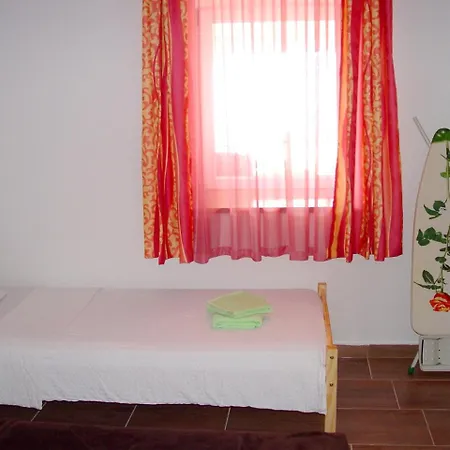 Ulica Nenada Mataka-mehe Apartment *