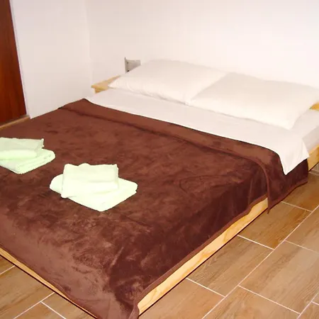 Ulica Nenada Mataka-mehe Apartment *